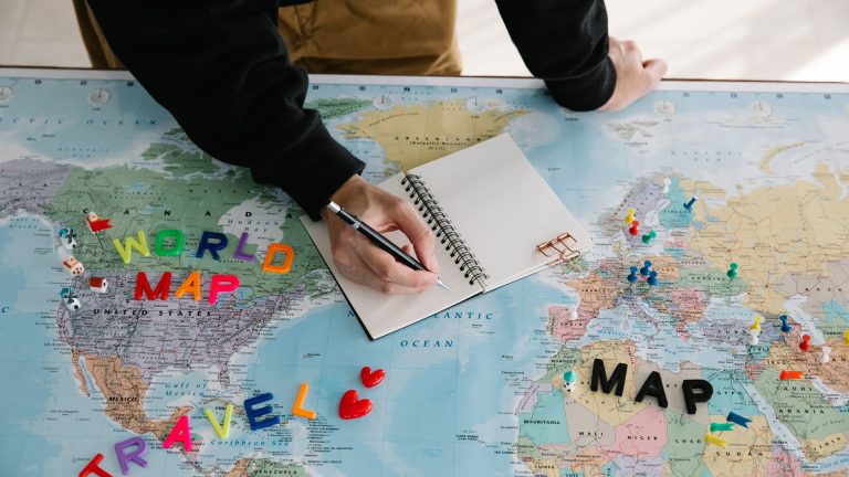 Comment choisir une carte mondiale des fuseaux horaires adaptée ?