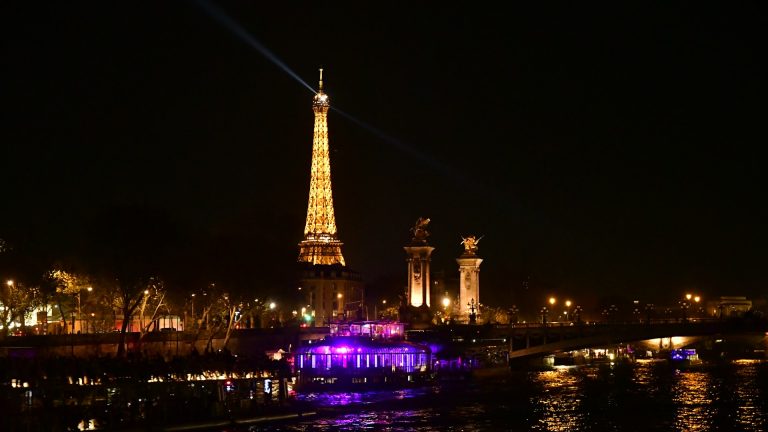 Balade lumineuse de nuit à pied à Paris : monuments et quais