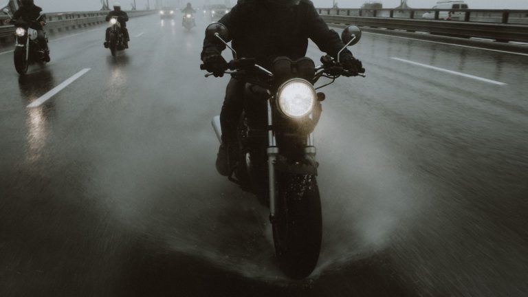 Road trip à moto sous la pluie : techniques de conduite et astuces