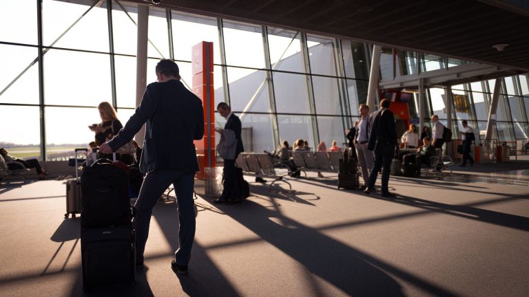 Valise cabine dépassée de quelques centimètres en avion : que faire ?