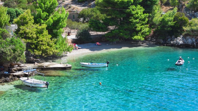 Découverte de Cala Bramant, crique secrète en Méditerranée