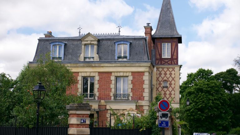 Logement insolite à Paris : réserver en dernière minute sans se ruiner ?