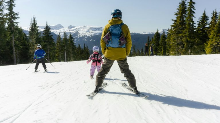 Ski forfait pas cher en famille : quelles options réduisent la note ?
