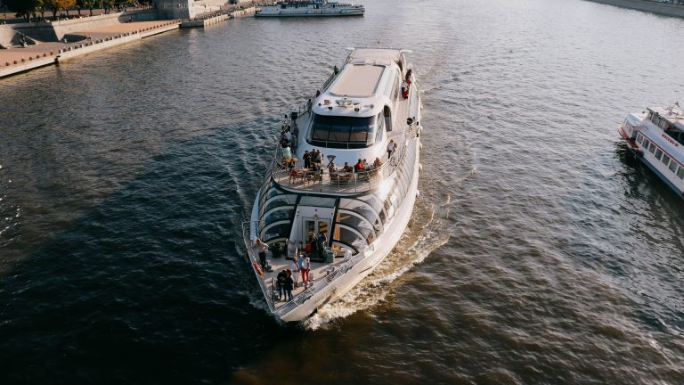 Croisière fluviale en bateau sans permis : est-ce vraiment accessible ?